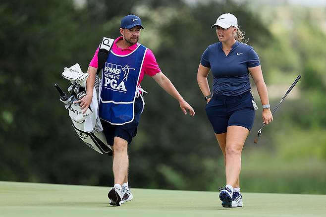 2025 US여자오픈 챔피언 마야 스타르크가 지난 22일 KPMG 위민스 PGA 챔피언십 3라운드 중 캐디와 대화하며 코스에서 이동하고 있다. ｜게티이미지