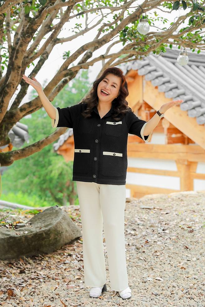 MBN 개국 30주년 기념 프로그램 ‘오은영 스테이’에 출연하는 오은영 박사가 23일 온라인 사전녹화 방식으로 공개된 프로그램 제작발표회에 참석해 포즈를 취하고 있다. 사진 MBN