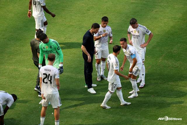 선수들에게 지시하는 사비 알론소 감독(가운데). /AFPBBNews=뉴스1