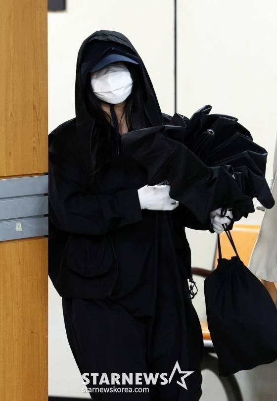 (서울=뉴스1) 이승배 기자 = 가수 강다니엘의 명예를 훼손한 혐의를 받는 유튜버 '탈덕수용소' 박 모씨가 11일 오후 서울 서초구 서울중앙지방법원에서 열린 정보통신망 이용촉진 및 정보보호 등에 관한 법률 위반(명예훼손) 1심에서 벌금 천만원을 선고 받고 법정을 나서고 있다. 박 씨는 유튜브 채널 '탈덕수용소'에 '국민 남친 배우 아이돌의 문란한 사생활'이라는 제목의 허위 영상을 올려 강다니엘의 명예를 훼손한 혐의를 받는다. (공동취재) 2024.9.11/뉴스1 Copyright (C) 뉴스1. All rights reserved. 무단 전재 및 재배포, AI학습 이용 금지. /사진=(서울=뉴스1) 이승배 기자