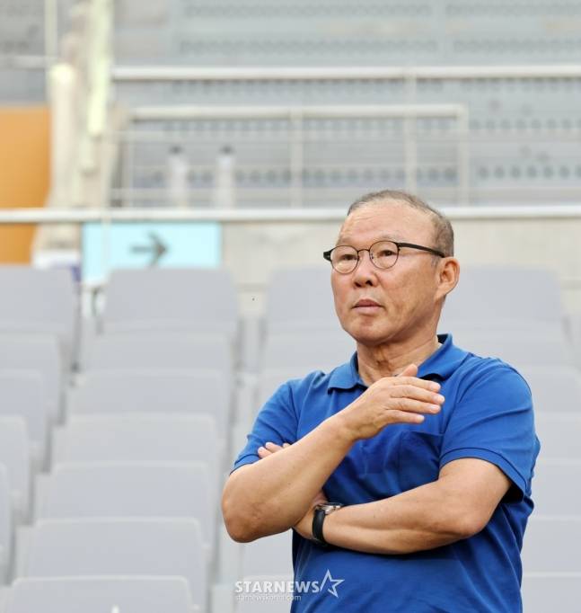 박항서 부회장이 지난 9일 서울월드컵경기장에서 북중미월드컵 최종예선 마지막 경기인 쿠웨이트전을 앞두고 공식훈련을 하는 대표팀을 지켜보고 있다. /사진=강영조 선임기자