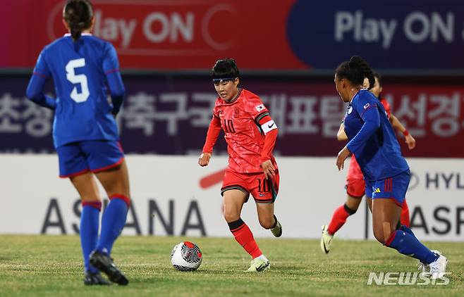 한국 여자 축구대표팀 공격수 지소연(가운데). /사진=뉴시스