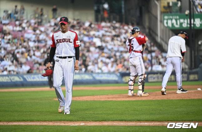 22일 두산에서 무사 만루의 위기를 만들어주고 마운드에서 내려가고 있는 정우영(왼쪽).