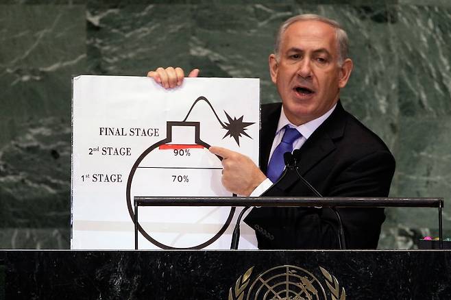 베냐민 네타냐후 이스라엘 총리가 지난 2012년 9월 유엔에서 이란의 핵무기 개발 가능성을 언급하고 있다. [사진 | 뉴시스]