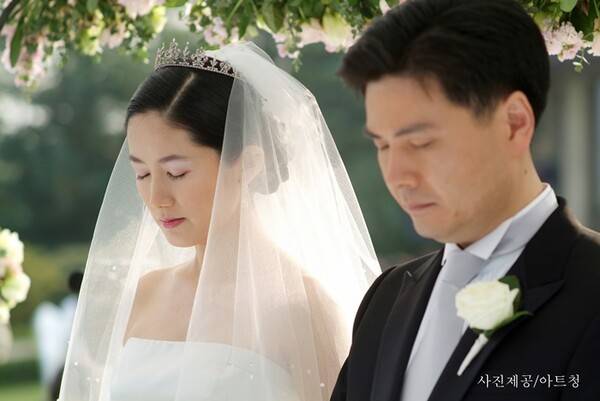 2005년 10월 심은하 씨는 당시 연세대 국제대학원 연구 교수로 재직 중인 지상욱 씨와 결혼했다. 사진=아트청 제공