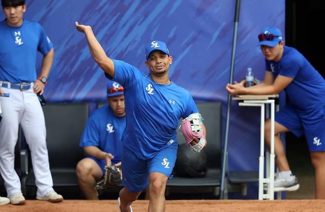 삼성 라이온즈 새 외국인 투수 헤르손 가라비토가 지난 19일 삼성 선수단에 합류해 투구 훈련에 임하고 있다. 삼성 라이온즈