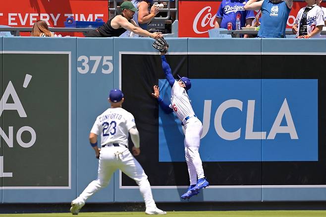 23일 미국 캘리포니아주 로스앤젤레스의 다저스타디움에서 열린 2025 미국프로야구 메이저리그(MLB) 워싱턴 내셔널스와 LA 다저스의 경기, 다저스 김혜성이 7번타자 겸 중견수로 선발 출전해 4타수 1안타 1득점을 기록했다. 김혜성의 시즌 타율은 0.378에서 0.372로 하락했다. AFP 연합뉴스