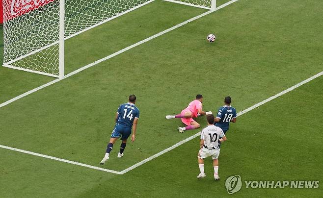 일디즈의 추가골 장면 [로이터=연합뉴스]