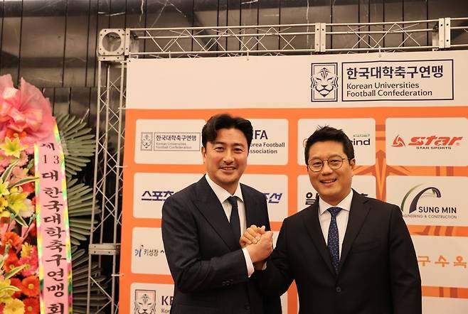 안정환(왼쪽)과 박한동 대학축구연맹 회장 [대학축구연맹 제공. 재판매 및 DB 금지]