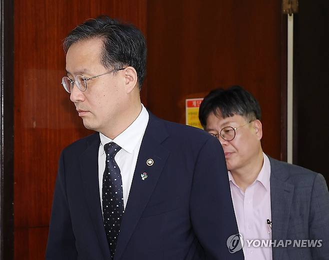 비공개 회의 참석하는 이형일 기재장관 대행 (서울=연합뉴스) 박동주 기자 = 이형일 기획재정부 장관 직무대행 1차관이 23일 중동발 현안 점검 비공개 회의를 위해 서울 여의도 국회 국민의힘 원내대표실로 향하고 있다. 2025.6.23 pdj6635@yna.co.kr