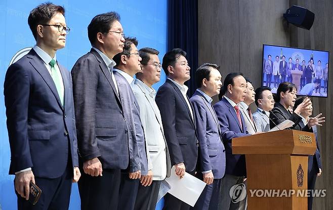 해수부 이전 반대 성명서 발표하는 국민의힘 의원들 (서울=연합뉴스) 김주형 기자 = 국민의힘 박덕흠, 성일종 의원 등 충청권 의원 및 당협위원장들이 23일 서울 여의도 국회 소통관에서 해양수산부 부산 이전을 반대하는 성명서를 발표하고 있다. 2025.6.23 kjhpress@yna.co.kr