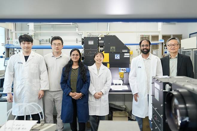 연구진 모습 오른쪽부터 UNIST 이재성 교수, 다르메시 한소라 박사(제1저자), 노은서 연구원(제1저자), 라시미 메로트라 박사(제1저자), 장지욱 교수, 변우진 박사. [울산과학기술원 제공. 재판매 및 DB 금지]