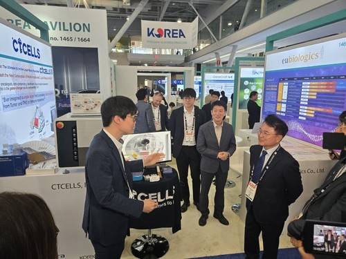 BIO USA 한국관 찾은 육동한 춘천시장(오른쪽) [연합뉴스 자료사진]