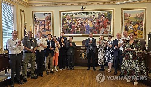 미국 세인트존스대 '그레이트북스' 도입 협약 후 기념촬영 [연합뉴스 자료사진]
