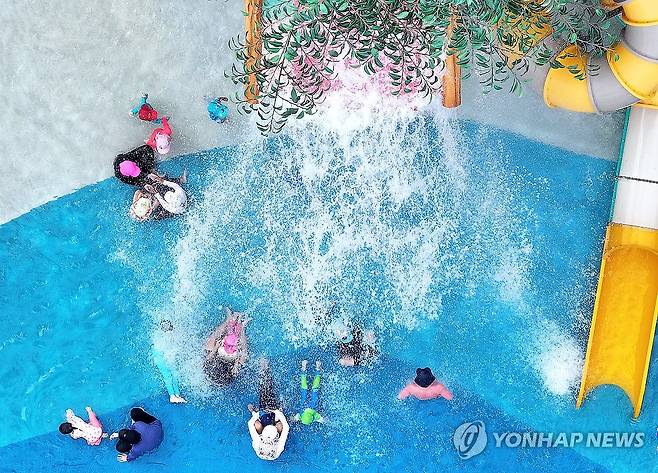 막바지 물놀이 (대구=연합뉴스) 윤관식 기자 = 무더위가 계속된 25일 대구 북구 산격동 유통단지공원물놀이장에서 시민들이 물놀이하며 더위를 식히고 있다. 2024.8.25 psik@yna.co.kr