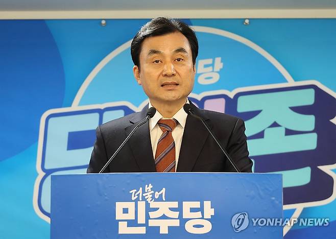 더불어민주당 전략공관위 발표 (서울=연합뉴스) 이정훈 기자 = 더불어민주당 안규백 전략공천관리위원장이 1일 서울 여의도 중앙당사에서 전략공관위 회의 결과를 발표하고 있다. 2024.3.1 uwg806@yna.co.kr
