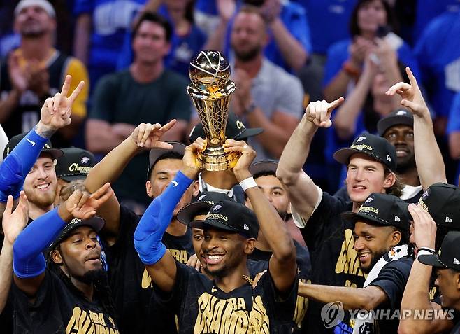 챔피언 트로피를 들어 올린 길저스알렉산더 [Imagn Images=연합뉴스]