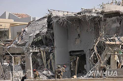 이란 미사일로 파괴된 이스라엘 중부 네스지오나의 한 건물  [신화=연합뉴스 자료사진. 재판매 및 DB금지]