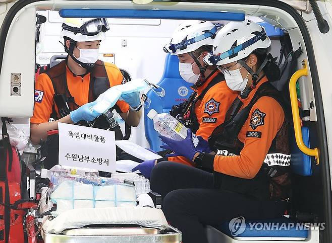 폭염 대비 철저하게 (수원=연합뉴스) 홍기원 기자 = 9일 경기도 수원시 권선구 수원남부소방서에서 남부119안전센터 이윤호 소방장, 백지민 소방교, 이진성 소방사가 얼음조끼와 아이스팩 등 폭염 대비 물품을 점검하고 있다.
    경기도소방재난본부는 올여름 폭염 피해를 최소화하기 위해 오는 9월 말까지 '2025 폭염 대비 구급활동 대책'을 시행한다. 2025.6.9 xanadu@yna.co.kr