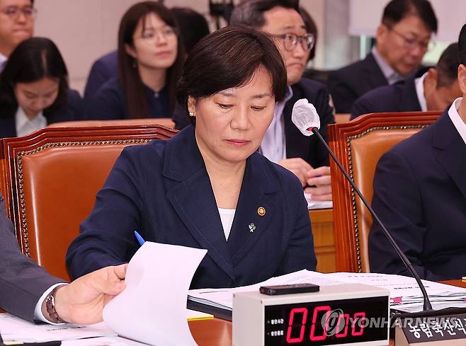 국회 농해수위 참석한 송미령 농식품부 장관 (서울=연합뉴스) 김주형 기자 = 장관 인선에서 유임된 송미령 농림축산식품부 장관이 23일 국회에서 열린 농림축산식품해양수산위원회 전체회의에 참석해 있다. 2025.6.23 kjhpress@yna.co.kr