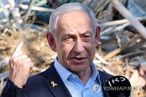 20일(현지시간) 이란 미사일 공격을 받은 연구소를 방문한 네타냐후 총리  [EPA=연합뉴스 자료사진. 재판매 및 DB금지]