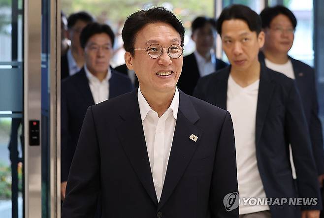 대구 방문한 김민석 총리 후보자 (대구=연합뉴스) 윤관식 기자 = 김민석 국무총리 후보자가 20일 대구 수성구 대구디지털혁신진흥원에서 열린 '인공지능 전환(AX) 연구거점 조성을 위한 경청 간담회'에 참석하기 위해 이동하고 있다. 2025.6.20 psik@yna.co.kr
