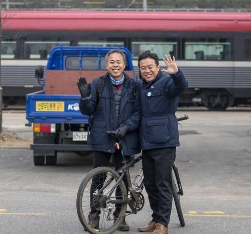 열차 앞에 선 김영훈(오른쪽) 고용노동부 장관 후보자 [김영훈 고용노동부 장관 후보자 페이스북 캡처]