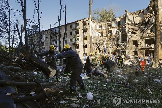 러시아 공습에 무너진 아파트 (키이우 EPA=연합뉴스) 23일(현지시간) 우크라이나 키이우에서 구조대원들이 러시아 공습에 무너진 아파트에서 수색 및 구조 작업을 하고 있다