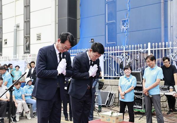 정명근 화성시장과 배정수 의장이 아리셀 화재사고 1주기에 참석해 묵념하고 있다./화성시 제공