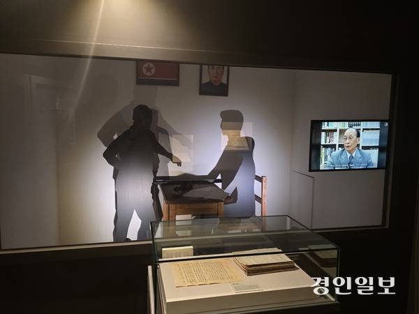 24일 오전 11시에 찾은 국립 6.25전쟁납북자기념관. 납북자들이 형무소에서 북한군 등에게 북한으로 끌려가기 전 조사받는 모습.2025.6.24 /고건기자 gogosing@kyeongin.com