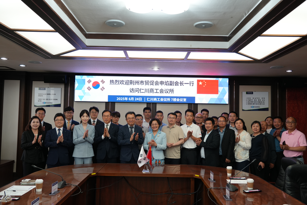 24일 인천상공회의소 7층 의원실에서 중국 후베이성 징저우시(형주시) 국제무역촉진위원회 선얜(申焰) 부회장 일행 등 관계자들이 기념촬영을 하고 있다. 2025.06.24 /인천상의 제공