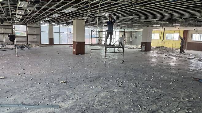 ▲지난 18일 취재진이 A사 홈페이지에 명시된 본점 주소인 안양시 동안구의 한 사무실을 방문했으나, 실내 인테리어 공사로 인해 A사 관계자들을 만날 수 없었다. 한 공사 관계자는 "A사 직원들은 2~3달 전에 다른 데로 모두 옮겼다. 여긴 이미 다른 업체 소유로 알고 있다"고 밝혔다. /전상우 기자 awardwoo@incheonilbo.com