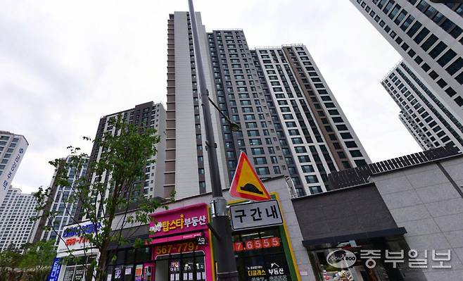 23일 신검단중앙역 인근 신축아파트는 바닥수평 관련 하자가 발생했음에도 불구하고, 민원처리가 제대로 이뤄지지 않고 있다. 사진=김기범 인턴기자
