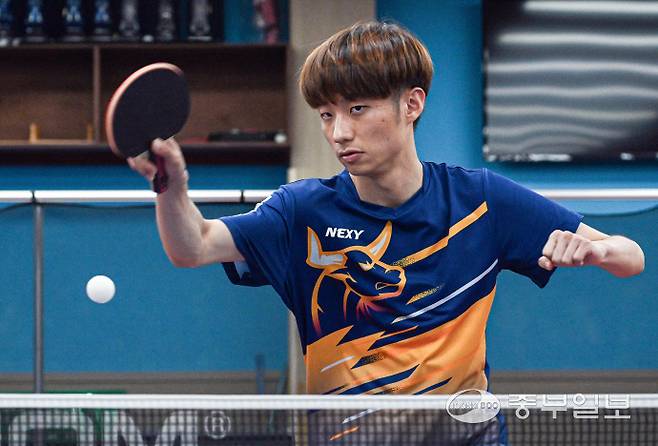 24일 수원 엘리트탁구클럽에서 오세욱(수원시장애인체육회)이 훈련에 임하고 있다. 임채운기자