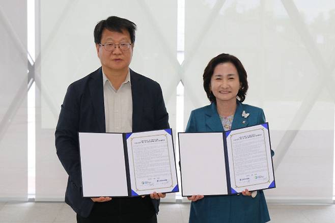 조소연 이사장과 이행숙 회장이 업무협약을 체결하고 있다. 사진=공단 제공.