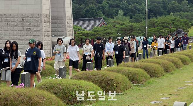 14일 한강 노벨문학상 수상 기념 '소년이 온다' 문학기행에 참여한 참가자들이 광주광역시 북구 운정동 국립5·18민주묘지를 참배하고 있다. /임문철 기자 35mm@namdonews.com