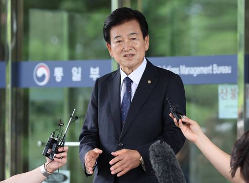 정동영 통일부 장관 후보자가 24일 서울 종로구 남북관계관리단에 마련된 인사청문회 준비사무실로 들어서며 취재진의 질문에 답하고 있다. 사진=연합뉴스