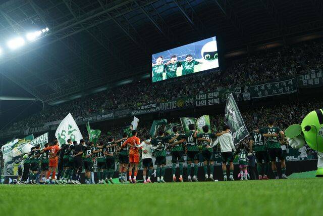 지난달 31일 울산HD FC와 '현대가 더비'를 치른 전북현대모터스FC가 3-1 역전승을 거두고 팬들과 함께 승리를 만끽하고 있다. 전북현대 제공