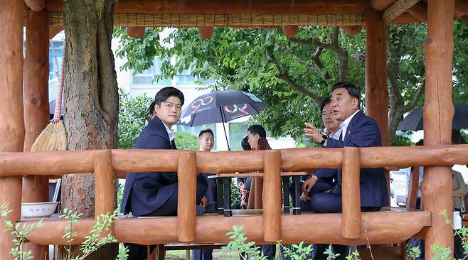 김용태 국민의힘 비대위원장이 24일 울산시청을 방문해 김두겸 울산시장과 청사 내 논 정원 원두막에서 환담을 나누고 있다. 이수화 기자