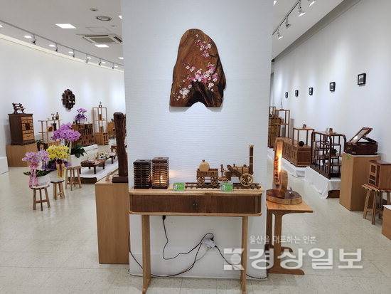 ▲ 울산의 목공방 모임인 우드봉봉(대표 서영규)이 이달 20일부터 29일까지 울산북구문화예술회관에서 첫 번째 회원전을 열고 있다.