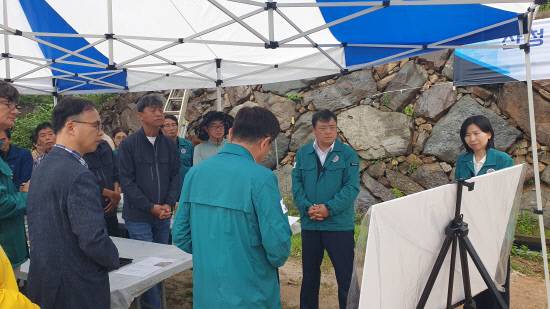 24일 산청군 시천면 중태마을에서 박명균 부지사가 산불 주택복구 착공 현황을 보고 받고 있다. 사진=경남도