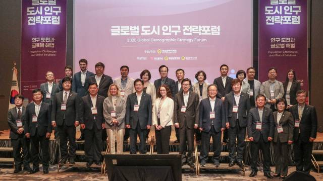 부산시의회는 지난 20일 롯데호텔 부산에서 ‘인구 도전과 글로벌 해법’을 주제로 한 ‘글로벌 도시 인구 전략포럼’을 개최했다. 부산시의회 제공