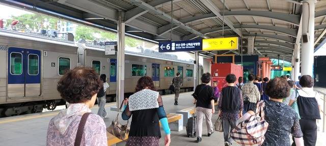 비수도권 첫 광역철도인 대경선이 개통한 뒤 불경기 탓에 유동인구가 뜸했던 대구역 인근과 교동 및 동성로 상권이 활기를 되찾고 있다. 24일 오전 대경선 대구역에서 내린 외지 승객들이 플랫폼을 빠져나가고 있다. 권영진 기자