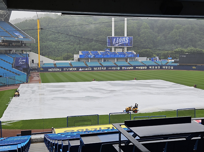 24일 대구 삼성라이온즈파크에서 열릴 예정이었던 삼성과 한화 이글스 경기가 우천으로 취소됐다. 사진은 대구 삼성라이온즈파크 모습. 정지윤기자 yooni@yeongnam.com