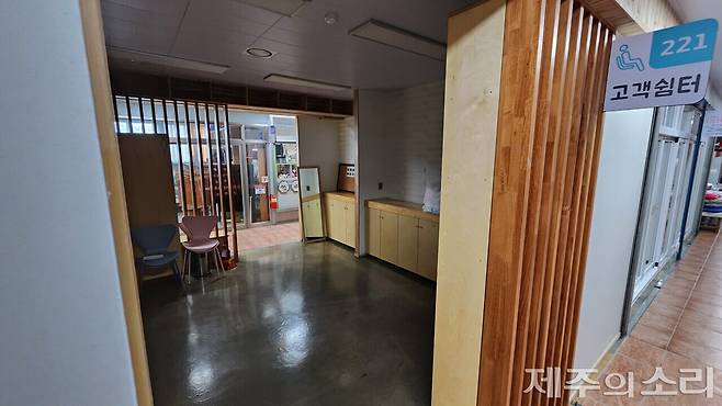 서문공설시장 2층 고객쉼터는 손님이 없어 제 기능을 하지 못하고 있다. ⓒ제주의소리