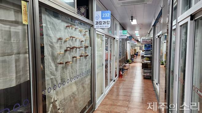 제주서문공설시장 2층 점포 대부분이 문을 열지 않거나 공실인 상태였다. 38곳 중 이날 문을 연 점포는 7~8곳 뿐이었다. ⓒ제주의소리