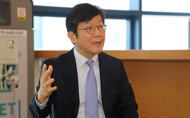 대담 중인 이병선 제주창조경제혁신센터 대표이사. 제주창조경제혁신센터는 지난 박근혜 정부 시절, 전국 17개 시·도에 설립된 창업 지원기관 중 하나다. 2015년&nbsp;지역 특화 산업을 육성하고 창업생태계를 활성화하기 위해 대기업, 지방자치단체, 중소벤처기업부가 협력하여 운영하는 민관 협력 시스템으로 출범했다. 제주창조경제혁신센터는 전국 17개 시·도 센터 중 규모는 가장 작으나 지난해 최우수 등급을 받을만큼 좋은 평가를 얻고 있다. ⓒ제주의소리