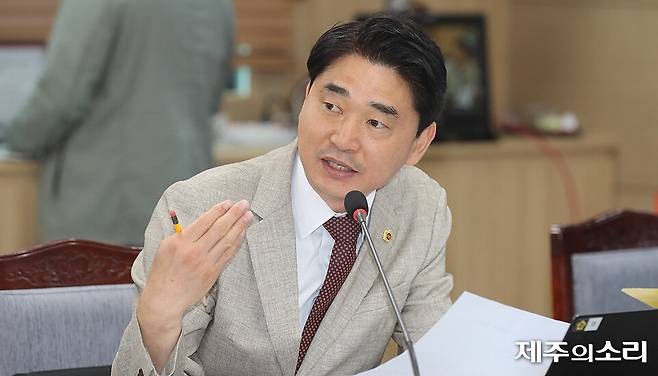 24일 제439회 제주특별자치도의회 정례회 회기 중 열린 예산결산특별위원회(위원장 강성의) 제2차 회의에서 강경문 의원(국민의힘 .비례대표)이 질의를 하고 있다. [사진제공-제주특별자치도의회]