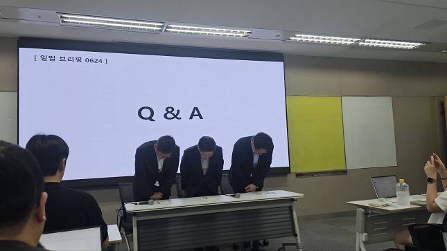 24일 서울 중구 삼화타워에서 열린 SK텔레콤 유심 해킹사태 브리핑에서 김희섭 PR센터장(왼쪽부터), 임봉호 MNO사업부장, 류정환 네트워크인프라센터장이 고개를 숙이고 있다. /