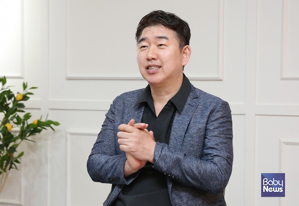 김진영 지오크리에이티브 대표는 형편이 어려워 두상 교정 헬멧을 사용하지 못하게 되는 아이들을 위해서 정부가 건강보험 급여화에 대한 부분도 검토해주길 바란다고 밝혔다. 이효상 기자 ⓒ베이비뉴스